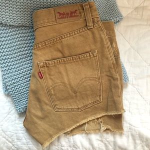 LEVI’S HIGH RISE SHORTS